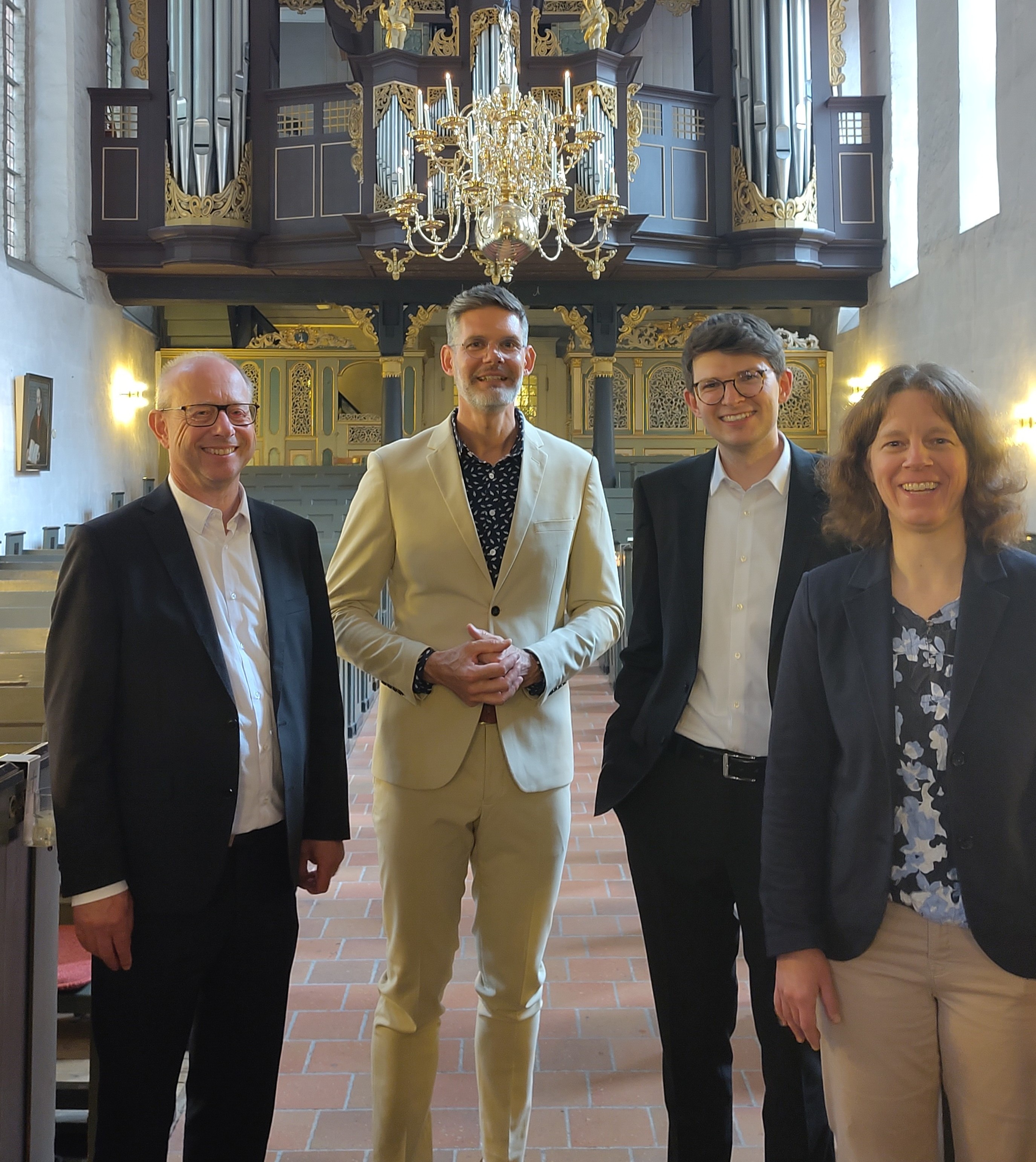 Foto: Superintendent Dr. Marc Wischnowsky, Thorsten Ahlrichs, Pastor Tobias Grotefend, Kirchenvorsteherin Anja Perlitius (v.l.n.r)
